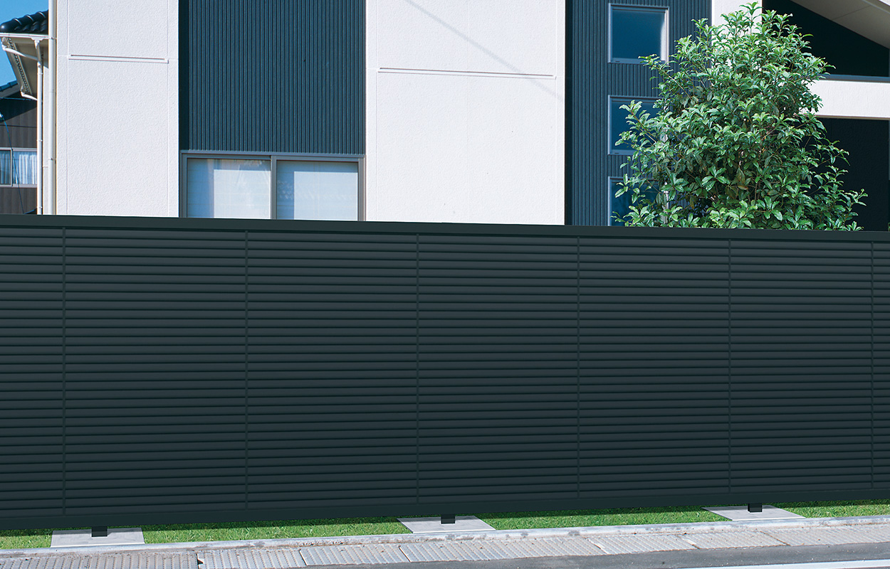 ブラック／1018　三協アルミ　門・フェンスまわり　フェンス・スクリーン　目隠し　モダン　おしゃれ　エクステリア　愛知・名古屋の外構専門店パートナーホームのエクステリア　製品一覧　形材フェンス　ニューアイシャノンG 3型|パートナーホーム
