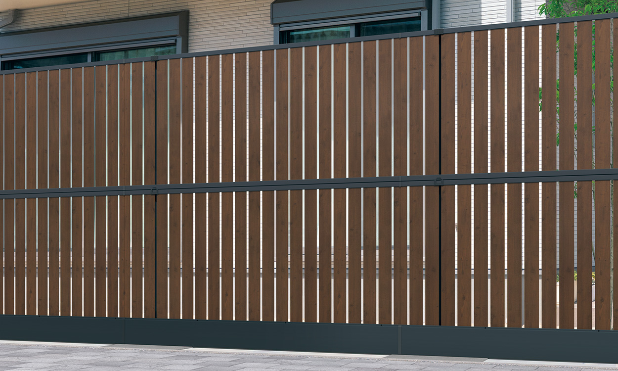 シャトレナⅡ FAK（トラッドオーク・ブラック）／2段施工／上・下：シャトレナⅡ6型／2010　三協アルミ　門・フェンスまわり　フェンス・スクリーン　目隠し　モダン　おしゃれ　エクステリア　愛知・名古屋の外構専門店パートナーホームのエクステリア　製品一覧　形材フェンス　多段支柱　2段フリー支柱|パートナーホーム