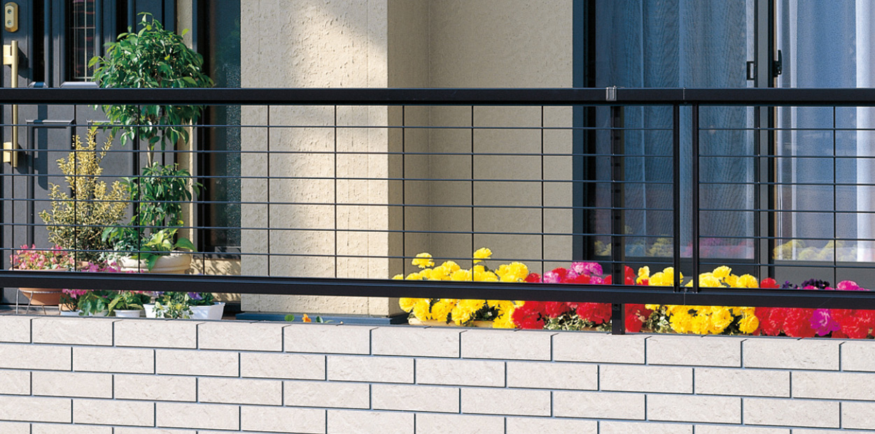 ブラック／2006　三協アルミ　門・フェンスまわり　フェンス・スクリーン　目隠し　モダン　おしゃれ　エクステリア　愛知・名古屋の外構専門店パートナーホームのエクステリア　製品一覧　形材フェンス　|パートナーホーム