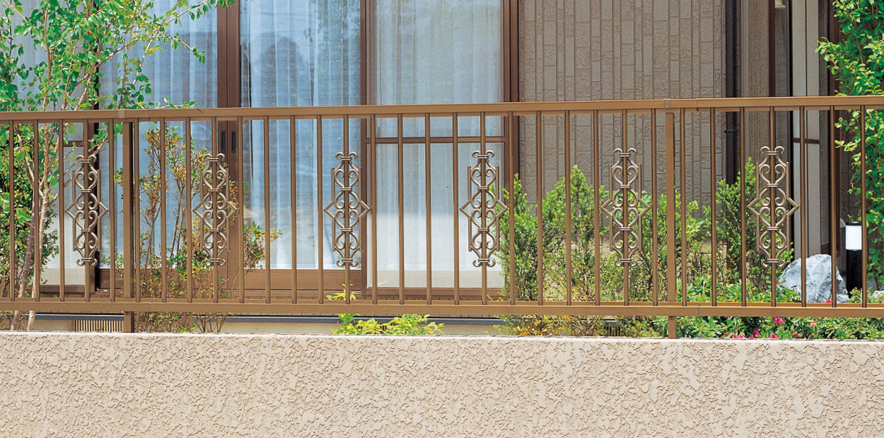 2型 ブロンズ／2008　三協アルミ　門・フェンスまわり　フェンス・スクリーン　目隠し　モダン　おしゃれ　エクステリア　愛知・名古屋の外構専門店パートナーホームのエクステリア　製品一覧　形材フェンス　スーパー速川|パートナーホーム