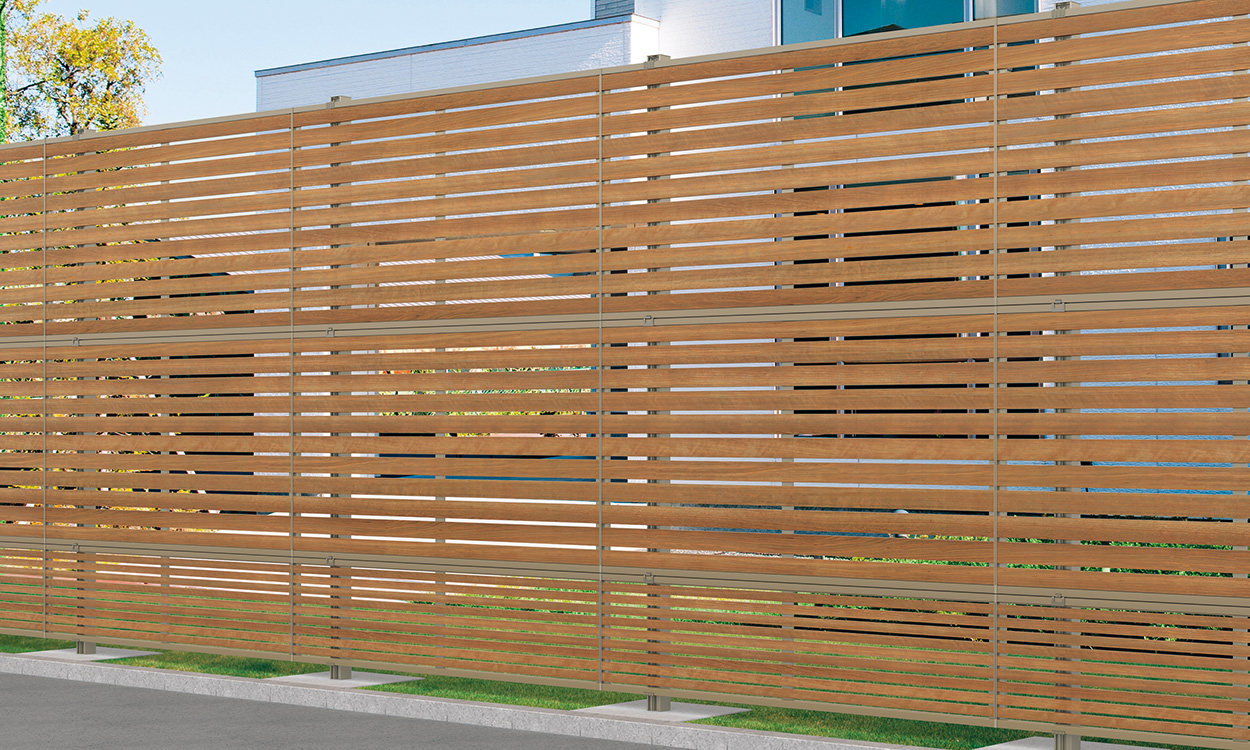 シャトレナⅡ YCU（クラフトチェリー・アーバングレー）／3段施工／上・中：シャトレナⅡ1型／2012／下：シャトレナⅡ5型／2006　三協アルミ　門・フェンスまわり　フェンス・スクリーン　目隠し　モダン　おしゃれ　エクステリア　愛知・名古屋の外構専門店パートナーホームのエクステリア　製品一覧　形材フェンス　多段支柱　3段フリー支柱|パートナーホーム