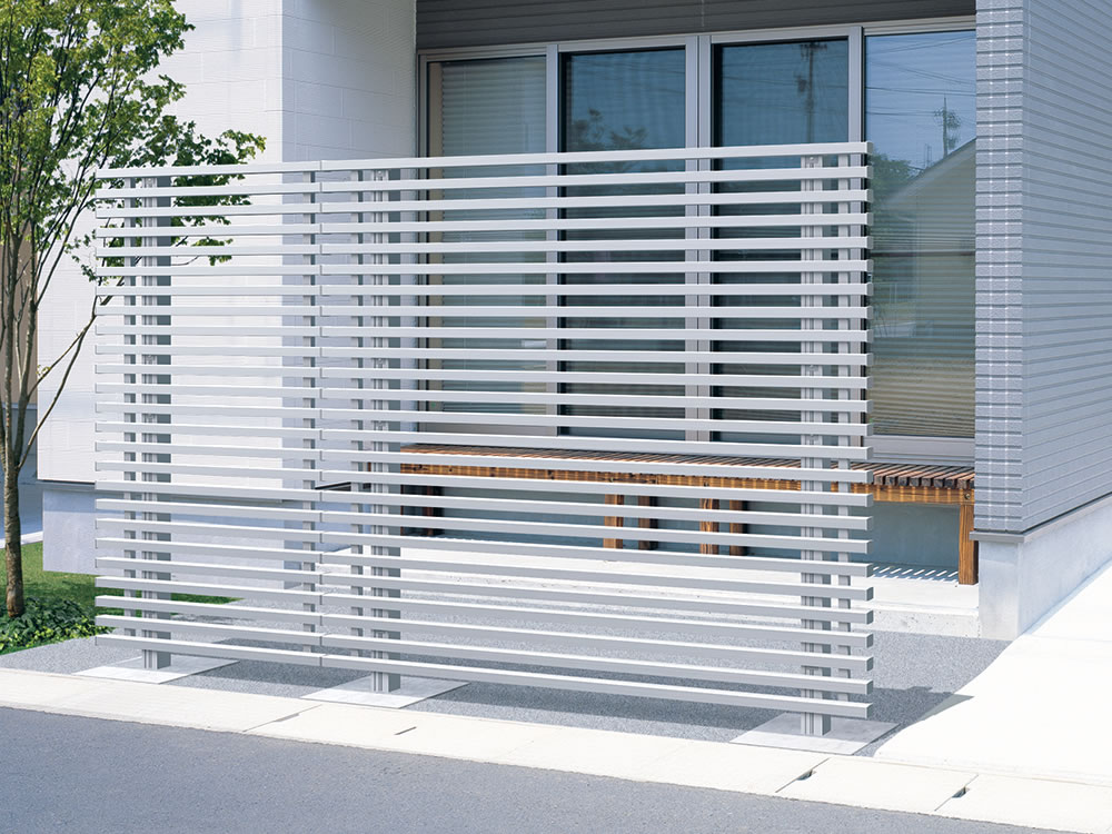 3型 サンシルバー（SLC）／フリー支柱タイプ／2018（2010＋2008）＋1018（1010＋1008）　三協アルミ　門・フェンスまわり　フェンス・スクリーン　目隠し　モダン　おしゃれ　エクステリア　愛知・名古屋の外構専門店パートナーホームのエクステリア　製品一覧　ガーデンスクリーン　エルファード片面タイプ|パートナーホーム