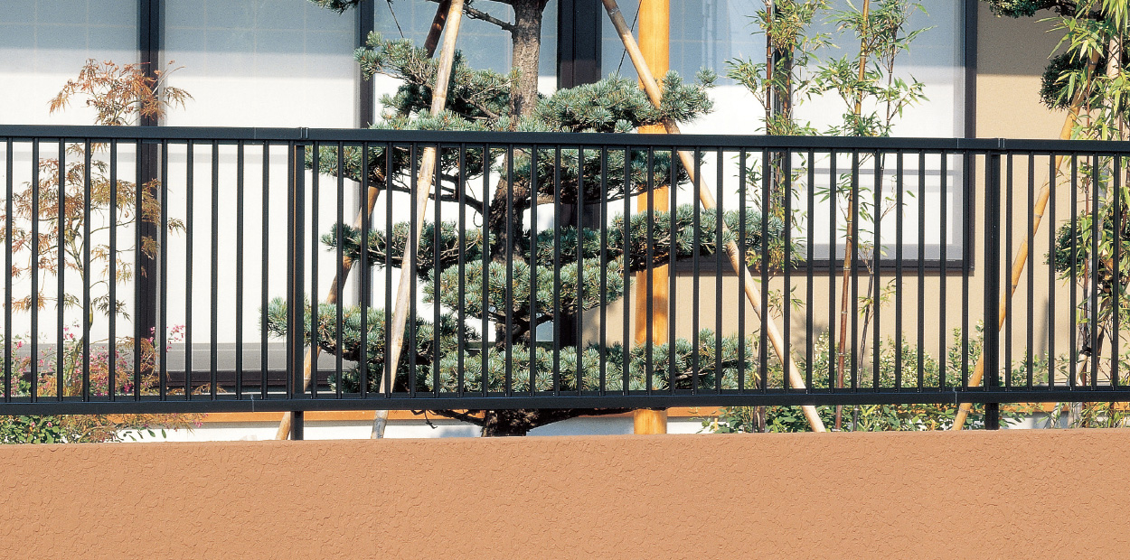3型 ブラック／2008　三協アルミ　門・フェンスまわり　フェンス・スクリーン　目隠し　モダン　おしゃれ　エクステリア　愛知・名古屋の外構専門店パートナーホームのエクステリア　製品一覧　形材フェンス　スーパー速川|パートナーホーム