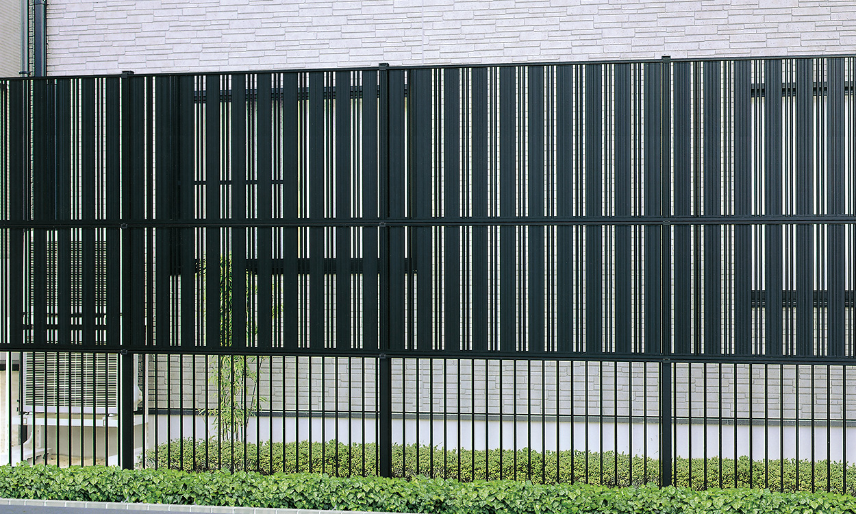ニューアイシャノン／スーパー速川 ブラック／3段施工／上：ニューアイシャノン2型／2010／中：ニューアイシャノン2型／2008／下：スーパー速川1型／2008／目板　三協アルミ　門・フェンスまわり　フェンス・スクリーン　目隠し　モダン　おしゃれ　エクステリア　愛知・名古屋の外構専門店パートナーホームのエクステリア　製品一覧　形材フェンス　多段支柱　3段フリー支柱|パートナーホーム