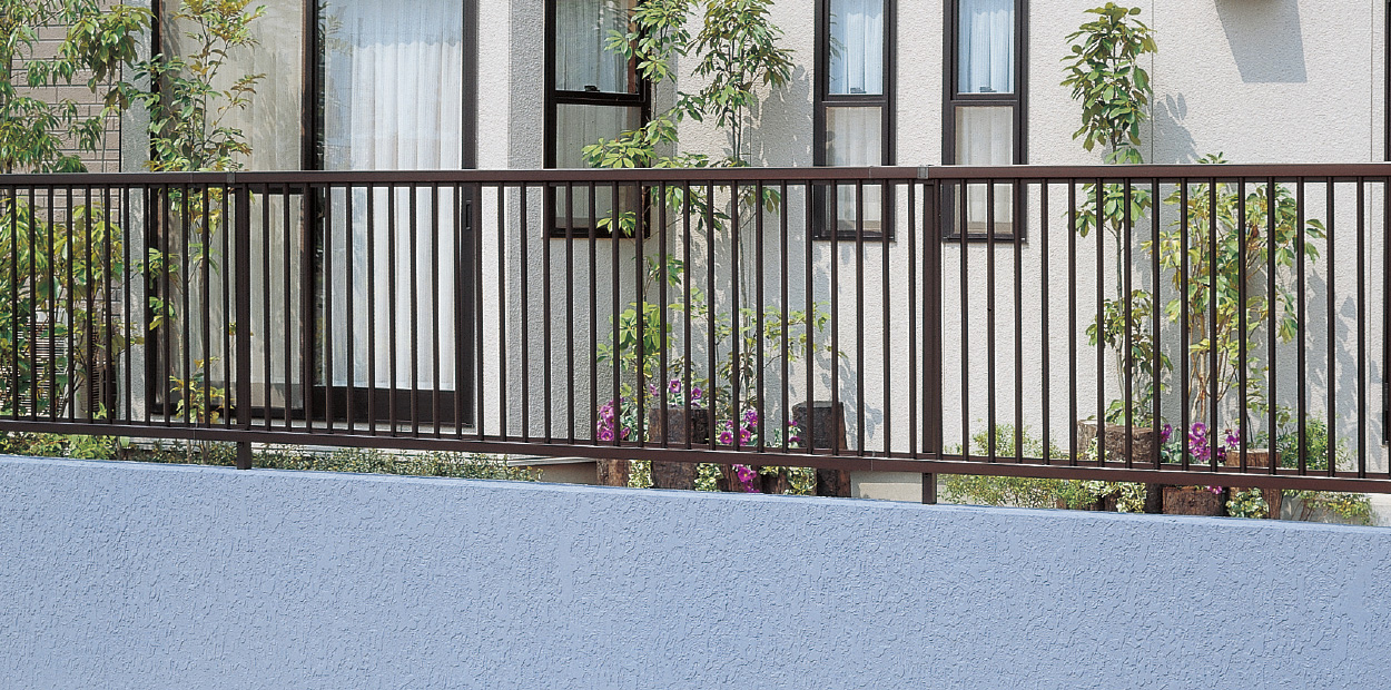 3型 ダークブロンズ／2008　三協アルミ　門・フェンスまわり　フェンス・スクリーン　目隠し　モダン　おしゃれ　エクステリア　愛知・名古屋の外構専門店パートナーホームのエクステリア　製品一覧　形材フェンス　スーパー速川|パートナーホーム