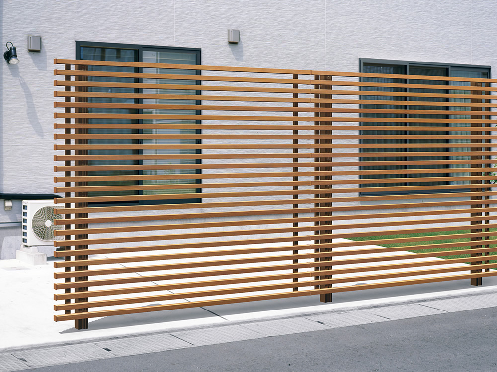 M3型 YCC（クラフトチェリー・ダークブロンズ）／フリー支柱タイプ／2018（2010＋2008）　三協アルミ　門・フェンスまわり　フェンス・スクリーン　目隠し　モダン　おしゃれ　エクステリア　愛知・名古屋の外構専門店パートナーホームのエクステリア　製品一覧　ガーデンスクリーン　エルファード片面タイプ|パートナーホーム