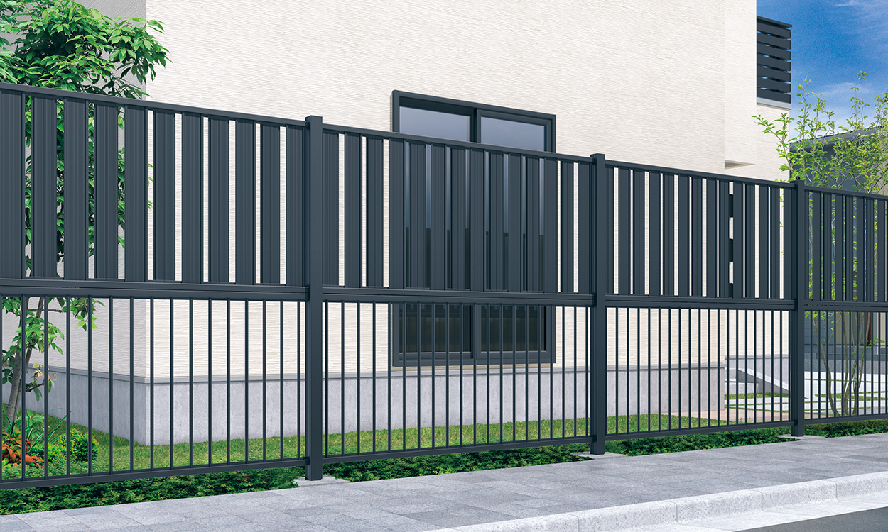 ニューアイシャノン／スーパー速川 ブラック／2段施工／上・ニューアイシャノン1型／2010／下：スーパー速川1型／2010　三協アルミ　門・フェンスまわり　フェンス・スクリーン　目隠し　モダン　おしゃれ　エクステリア　愛知・名古屋の外構専門店パートナーホームのエクステリア　製品一覧　形材フェンス　多段支柱　2段間仕切り支柱［70角支柱］|パートナーホーム