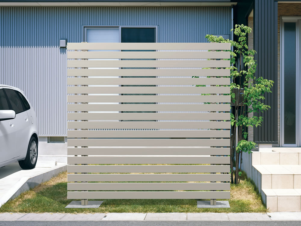 4型 アーバングレー（UC）／フリー支柱タイプ／2020（2010＋2010）　三協アルミ　門・フェンスまわり　フェンス・スクリーン　目隠し　モダン　おしゃれ　エクステリア　愛知・名古屋の外構専門店パートナーホームのエクステリア　製品一覧　ガーデンスクリーン　エルファード片面タイプ|パートナーホーム