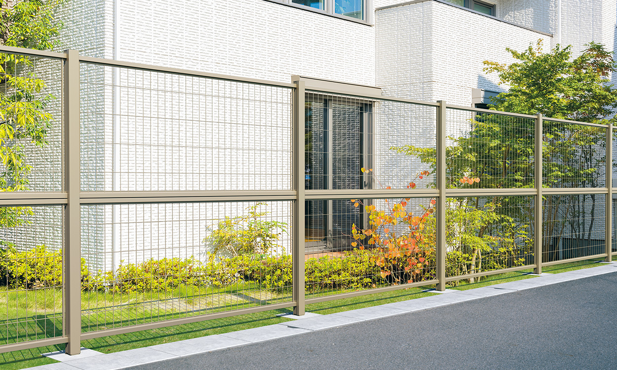 ニュータウンリード アーバングレー／2段施工／上・下：ニュータウンリード1型／2010　三協アルミ　門・フェンスまわり　フェンス・スクリーン　目隠し　モダン　おしゃれ　エクステリア　愛知・名古屋の外構専門店パートナーホームのエクステリア　製品一覧　形材フェンス　多段支柱　2段間仕切り支柱［70角支柱］|パートナーホーム