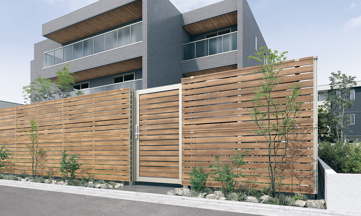 シャトレナⅡ NEU（シナモンエルム・アーバングレー）／2段施工／上：シャトレナⅡ1P型／2012／下：シャトレナⅡ1P型／2008　三協アルミ　門・フェンスまわり　フェンス・スクリーン　目隠し　モダン　おしゃれ　エクステリア　愛知・名古屋の外構専門店パートナーホームのエクステリア　製品一覧　形材フェンス　多段支柱　2段フリー支柱|パートナーホーム