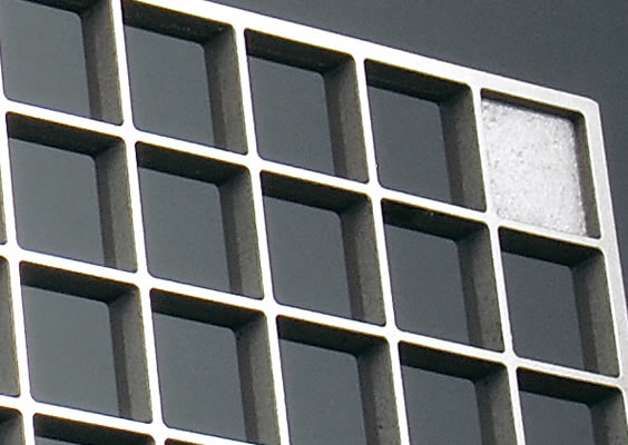 洗練されたグリッドパターンでソリッド感を追求した鋳物フェンス 行に厚みを持たせて素材感を生かしたモダンスタイルを演出します。 三協アルミ　門・フェンスまわり　フェンス・スクリーン　目隠し　モダン　おしゃれ　エクステリア　愛知・名古屋の外構専門店パートナーホームのエクステリア　製品一覧　鋳物フェンス　グランクロス　|パートナーホーム