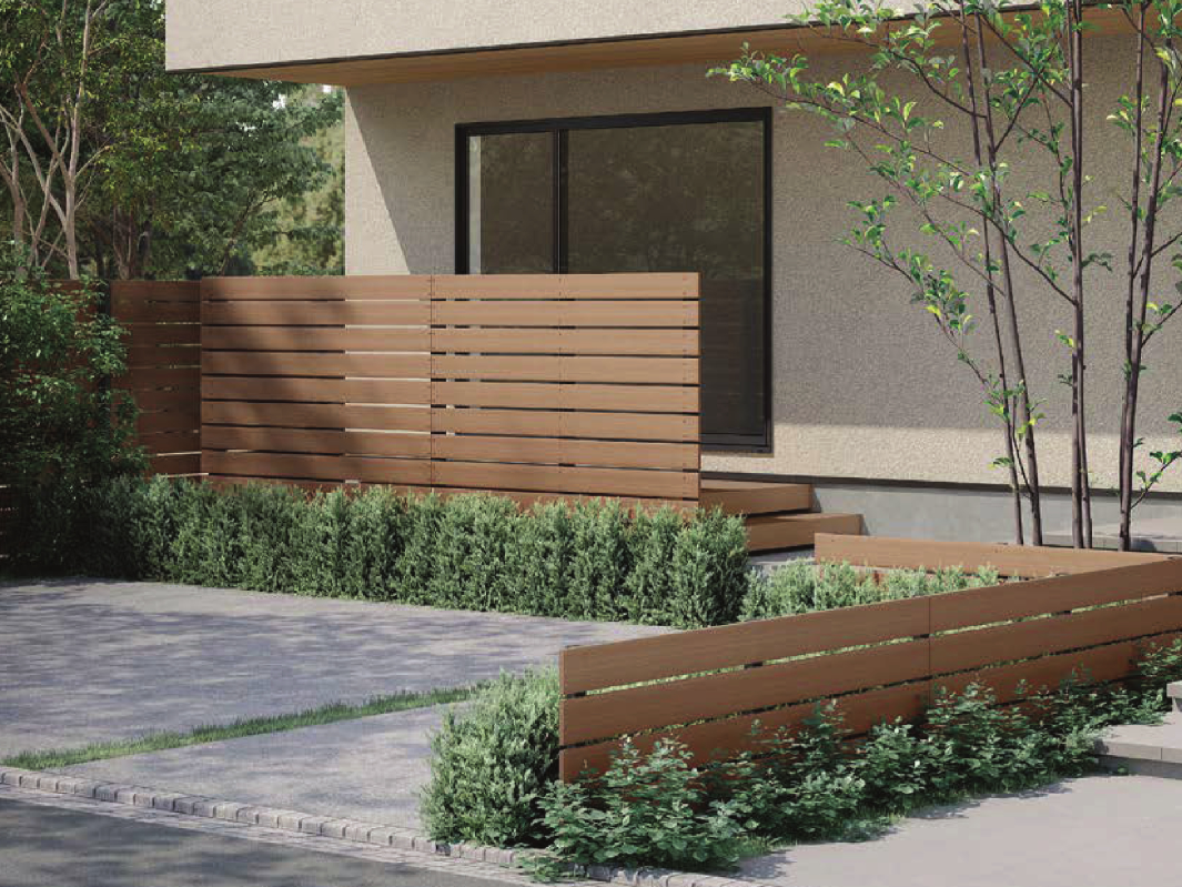 （左）：T-20 平板：ライトウッドW柱：ブラック（右）：T-6 平板：ライトウッドW 柱：ブラック　アプローチも庭も境界も同じ心地よさでつなぐ新しい劇脂フェンス。 天然木のような優しい木質感を楽しむデザイン。 2つの施工方法と豊富なサイズ展開で、ウッドデッキとのコーディネートや集合住宅にもおすすめです。　LIXIL　門・フェンスまわり　フェンス・スクリーン　目隠し　モダン　おしゃれ　エクステリア　愛知・名古屋の外構専門店パートナーホームのエクステリア　製品一覧　フェンスAW　|パートナーホーム