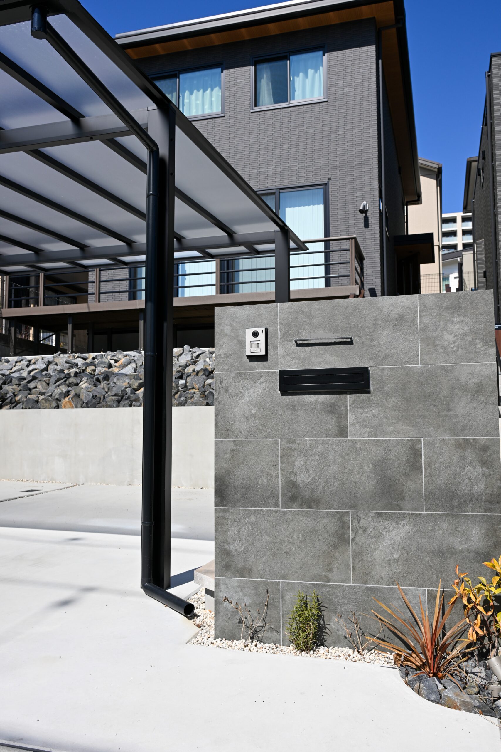 新築外構工事　エクステリア　トヨタホーム　愛知県日進市　高低差のある　カーポート　スカイリード　門塀　タイル　袖壁　門柱　割栗石　シンプルモダンスタイル　名古屋の外構専門店|パートナーホーム