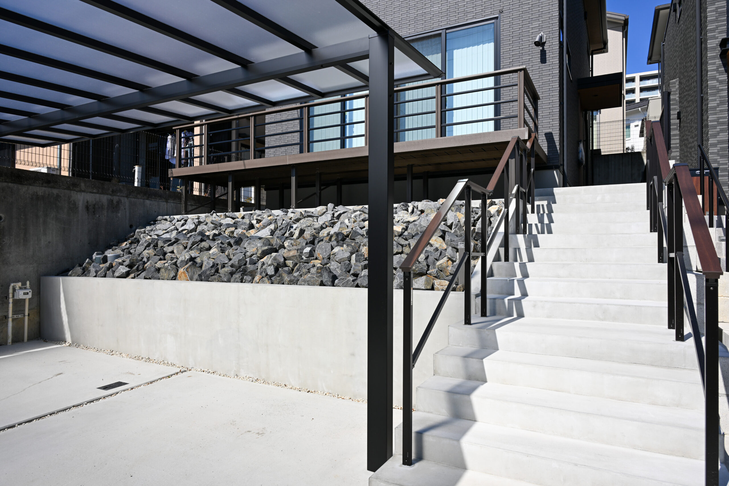 新築外構工事　エクステリア　トヨタホーム　愛知県日進市　高低差のある　カーポート　スカイリード　門塀　タイル　袖壁　門柱　割栗石　シンプルモダンスタイル　名古屋の外構専門店|パートナーホーム