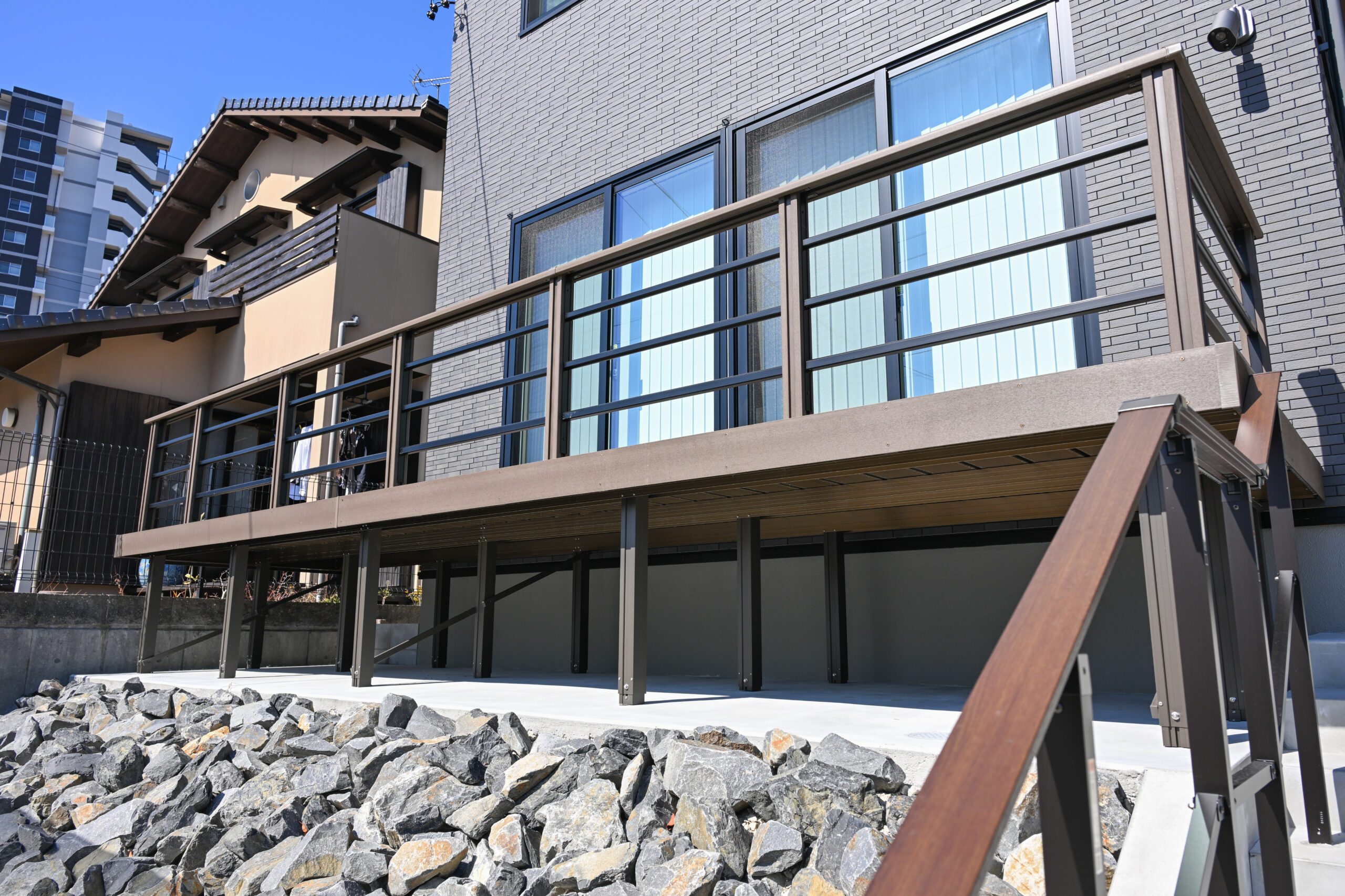 新築外構工事　エクステリア　トヨタホーム　愛知県日進市　高低差のある　ウッドデッキ　樹ら楽　シンプルモダンスタイル　名古屋の外構専門店|パートナーホーム