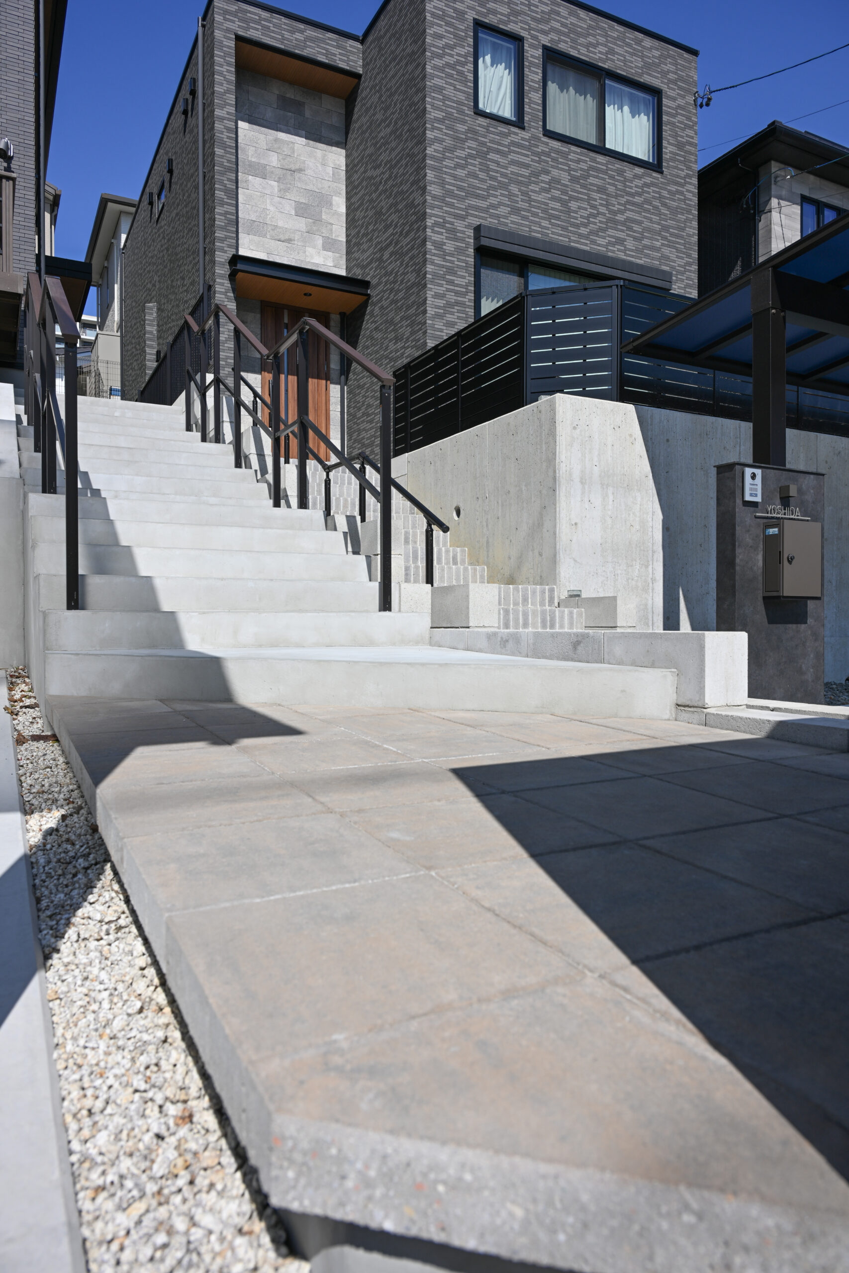 新築外構工事　エクステリア　トヨタホーム　愛知県日進市　高低差のある　カーポート　スカイリード　門塀　タイル　袖壁　門柱　割栗石　シンプルモダンスタイル　名古屋の外構専門店|パートナーホーム