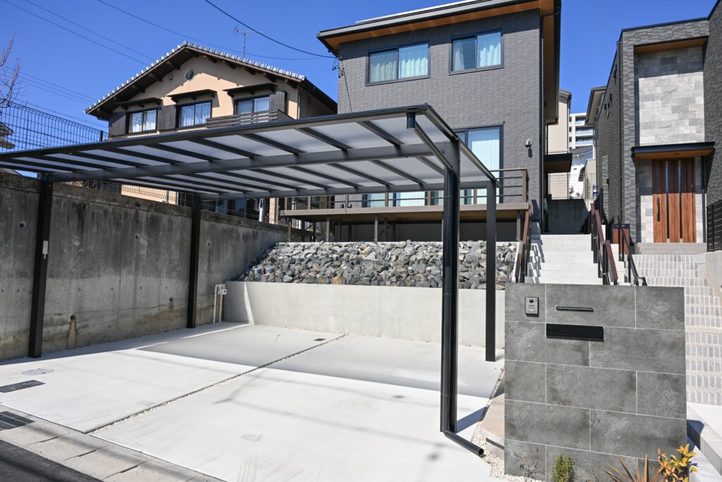 高低差のある敷地×トヨタホームの新築外構工事新築外構工事　エクステリア　トヨタホーム　愛知県日進市　高低差のある　カーポート　スカイリード　門塀　タイル　袖壁　門柱　割栗石　シンプルモダンスタイル　名古屋の外構専門店|パートナーホーム