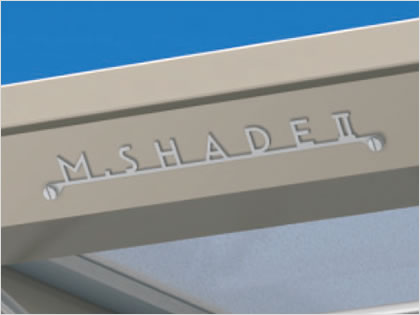 エンブレム M.シェードⅡのロゴタイプを象ったステンレス製のエンブレムを取り付けてあります。　三協アルミ　車庫まわり　カーポート　モダン　おしゃれ　エクステリア　愛知・名古屋の外構専門店パートナーホームのエクステリア　製品一覧　カーポート　M.シェードⅡ　梁置きタイプ|パートナーホーム