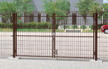 スチール角型門柱（60角） 三協アルミ　門・フェンスまわり　フェンス・スクリーン　目隠し　モダン　おしゃれ　エクステリア　愛知・名古屋の外構専門店パートナーホームのエクステリア　スチールメッシュ　製品一覧　ユメッシュG型門扉|パートナーホーム