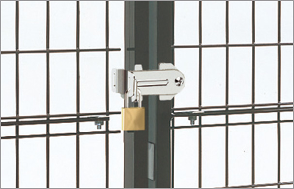 打ち掛け錠 市販の南京錠（φ8mm）を取り付けることができます。 三協アルミ　門・フェンスまわり　フェンス・スクリーン　目隠し　モダン　おしゃれ　エクステリア　愛知・名古屋の外構専門店パートナーホームのエクステリア　スチールメッシュ　製品一覧　ユメッシュG型門扉|パートナーホーム