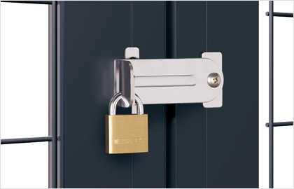 打ち掛け錠 市販の南京錠（φ8mm）を取り付けることができます。　三協アルミ　門・フェンスまわり　フェンス・スクリーン　目隠し　モダン　おしゃれ　エクステリア　愛知・名古屋の外構専門店パートナーホームのエクステリア　スチールメッシュ　製品一覧　ユメッシュHR型門扉|パートナーホーム