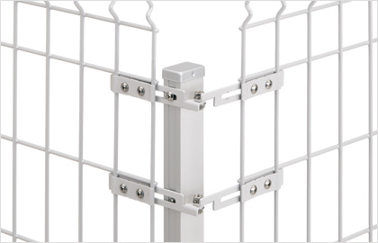 コーナー支柱納まり　三協アルミ　門・フェンスまわり　フェンス・スクリーン　目隠し　モダン　おしゃれ　エクステリア　愛知・名古屋の外構専門店パートナーホームのエクステリア　製品一覧 スチールメッシュ　ユメッシュZ型フェンス|パートナーホーム