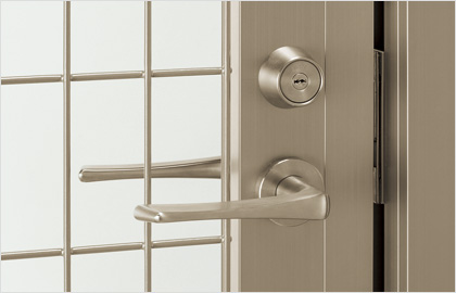 シリンダー錠 操作性の良いレバーハンドル錠。　三協アルミ　門・フェンスまわり　フェンス・スクリーン　目隠し　モダン　おしゃれ　エクステリア　愛知・名古屋の外構専門店パートナーホームのエクステリア　スチールメッシュ　製品一覧　ユメッシュHR型門扉|パートナーホーム