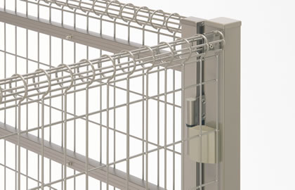 60角スチール門柱 フェンスとのコーナー納まりが可能です。 三協アルミ　門・フェンスまわり　フェンス・スクリーン　目隠し　モダン　おしゃれ　エクステリア　愛知・名古屋の外構専門店パートナーホームのエクステリア　スチールメッシュ　製品一覧　ユメッシュR型門扉　|パートナーホーム