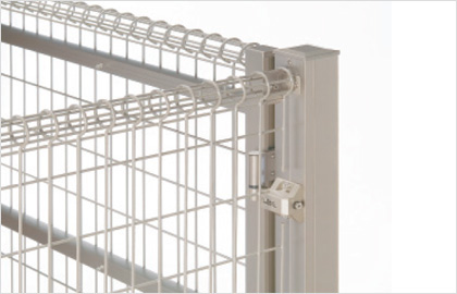 アルミ角型門柱 フェンスとのコーナー納まりが可能です。 三協アルミ　門・フェンスまわり　フェンス・スクリーン　目隠し　モダン　おしゃれ　エクステリア　愛知・名古屋の外構専門店パートナーホームのエクステリア　スチールメッシュ　製品一覧　ユメッシュR型門扉　|パートナーホーム