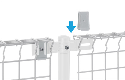 間仕切り支柱固定金具 施工性の高いV字形状の固定金具を採用しています。　三協アルミ　門・フェンスまわり　フェンス・スクリーン　目隠し　モダン　おしゃれ　エクステリア　愛知・名古屋の外構専門店パートナーホームのエクステリア　製品一覧 スチールメッシュ　ユメッシュZ型フェンス|パートナーホーム