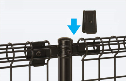 間仕切り支柱固定金具 施工性の高いV字形状の固定金具を採用しています。　三協アルミ　門・フェンスまわり　フェンス・スクリーン　目隠し　モダン　おしゃれ　エクステリア　愛知・名古屋の外構専門店パートナーホームのエクステリア　製品一覧 スチールメッシュ　ユメッシュR型フェンス|パートナーホーム