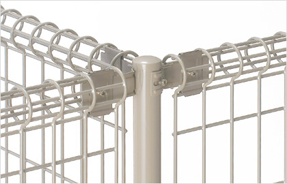 T字連結部　三協アルミ　門・フェンスまわり　フェンス・スクリーン　目隠し　モダン　おしゃれ　エクステリア　愛知・名古屋の外構専門店パートナーホームのエクステリア　製品一覧 スチールメッシュ　ユメッシュR型フェンス|パートナーホーム