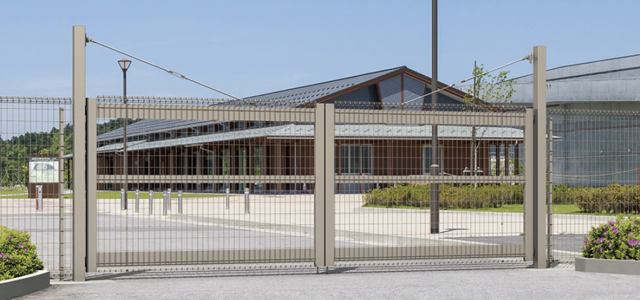 大型門扉フレラージュ仕様 三協アルミ　門・フェンスまわり　フェンス・スクリーン　目隠し　モダン　おしゃれ　エクステリア　愛知・名古屋の外構専門店パートナーホームのエクステリア　スチールメッシュ　製品一覧　ユメッシュR型門扉　|パートナーホーム