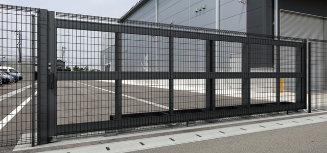 大型引戸門扉グラフェードN仕様 三協アルミ　門・フェンスまわり　フェンス・スクリーン　目隠し　モダン　おしゃれ　エクステリア　愛知・名古屋の外構専門店パートナーホームのエクステリア　スチールメッシュ　製品一覧　ユメッシュR型門扉　|パートナーホーム