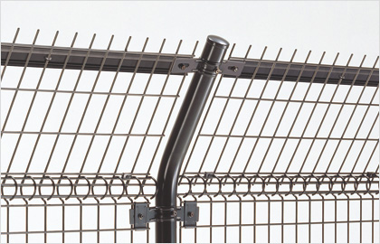 補強バー（オプション） 忍びパネル取り付けタイプには、補強バーを用意しています。　三協アルミ　門・フェンスまわり　フェンス・スクリーン　目隠し　モダン　おしゃれ　エクステリア　愛知・名古屋の外構専門店パートナーホームのエクステリア　製品一覧 スチールメッシュ　ユメッシュR型フェンス|パートナーホーム