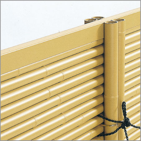 両面同意匠 表裏の区別がない両面同意匠ですので、さまざまな用途に幅広くご使用できます。ただし、御簾垣・大津垣・竜安寺垣はシュロ縄の結び目が外観側になります。 ※写真は御簾垣　三協アルミ　門・フェンスまわり　フェンス・スクリーン　目隠し　モダン　おしゃれ　エクステリア　愛知・名古屋の外構専門店パートナーホームのエクステリア　製品一覧　樹脂竹垣　紗更|パートナーホーム