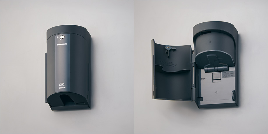 EV・PHEV充電用屋外コンセント EVボックス内にスマートに収まるフォルムのコンセント。「保護カバー」「簡易錠」を装備し、コンセントの差し込み口や充電中のケーブルへのいたずら防止に効果があります。鍵取り付け穴に南京錠（市販品）の施錠が可能です。　三協アルミ　車庫まわり　カーポート　モダン　おしゃれ　エクステリア　愛知・名古屋の外構専門店パートナーホームのエクステリア　製品一覧　FⅡ-RW（片側支持EVユニットタイプ）|パートナーホーム