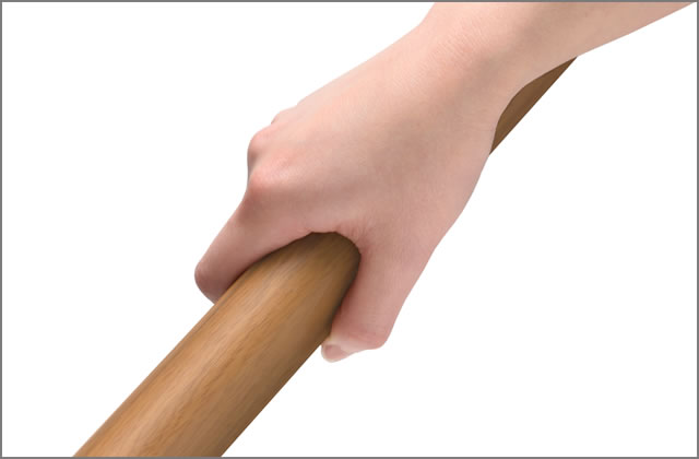 エトランポS2型・エトランポU2型は天然木のような優しい手触りの【エラストマー笠木】 エラストマー笠木 天然木のような温もりのある色調と手触り感を実現。 表面は自然な木目模様で、天然木のような優しい仕上がりです。また、樹脂製なので、天然木のような割れ・ささくれ・腐りなどの心配がほとんどありません。 ●エラストマー笠木の表面の木目模様にはバラつきがあります。 主要部にはアルミ形材を入れて強度を確保。 強度が必要な部分には、芯材にアルミ形材を使用しています。 熱くなったり、冷たくなったりしにくい素材。 エラストマーは、温度変化の影響を受けにくいため、人に優しい素材です。 三協アルミ　玄関アプローチ　門・フェンスまわり　モダン　おしゃれ　エクステリア　愛知・名古屋の外構専門店パートナーホームのエクステリア　製品一覧　歩行者用補助手すり　エトランポS・エトランポU|パートナーホーム