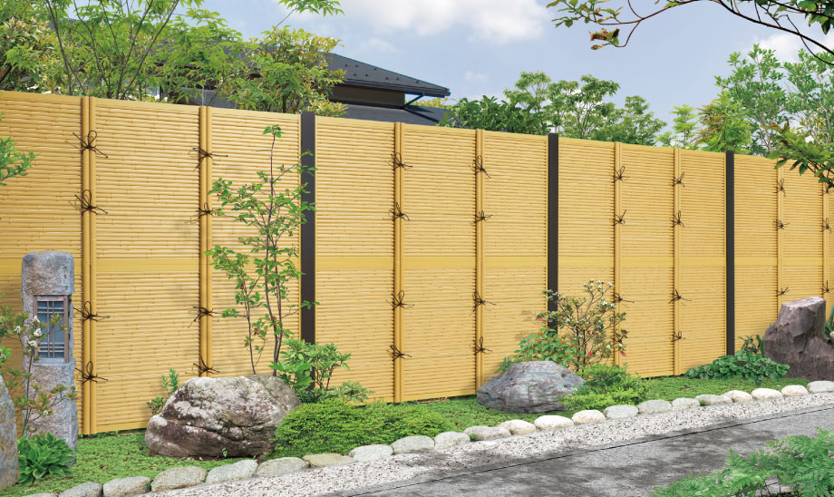 独立施工タイプ 地面（土間）に埋め込んで設置するタイプです。 ※独立施工タイプの柱は通常のブロックへは入らないサイズとなっています。布基礎または独立基礎で施工してください。　三協アルミ　門・フェンスまわり　フェンス・スクリーン　目隠し　モダン　おしゃれ　エクステリア　愛知・名古屋の外構専門店パートナーホームのエクステリア　製品一覧　樹脂竹垣　紗更|パートナーホーム