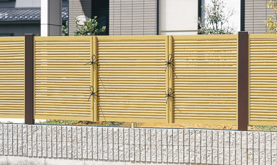 ブロック施工タイプ 通常のブロック上への設置が可能なタイプです。　三協アルミ　門・フェンスまわり　フェンス・スクリーン　目隠し　モダン　おしゃれ　エクステリア　愛知・名古屋の外構専門店パートナーホームのエクステリア　製品一覧　樹脂竹垣　紗更|パートナーホーム