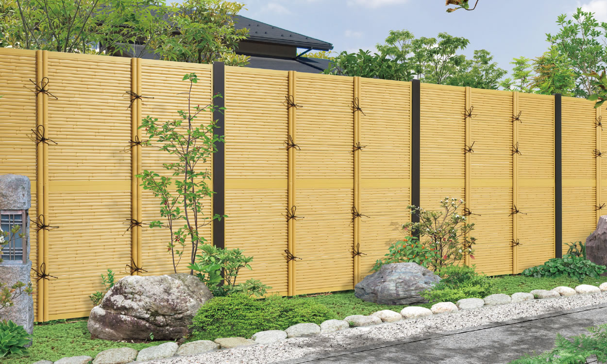 御簾垣（みすがき） 竹柄（支柱：ダークブラウン（TBD））／1818　三協アルミ　門・フェンスまわり　フェンス・スクリーン　目隠し　モダン　おしゃれ　エクステリア　愛知・名古屋の外構専門店パートナーホームのエクステリア　製品一覧　樹脂竹垣　紗更|パートナーホーム