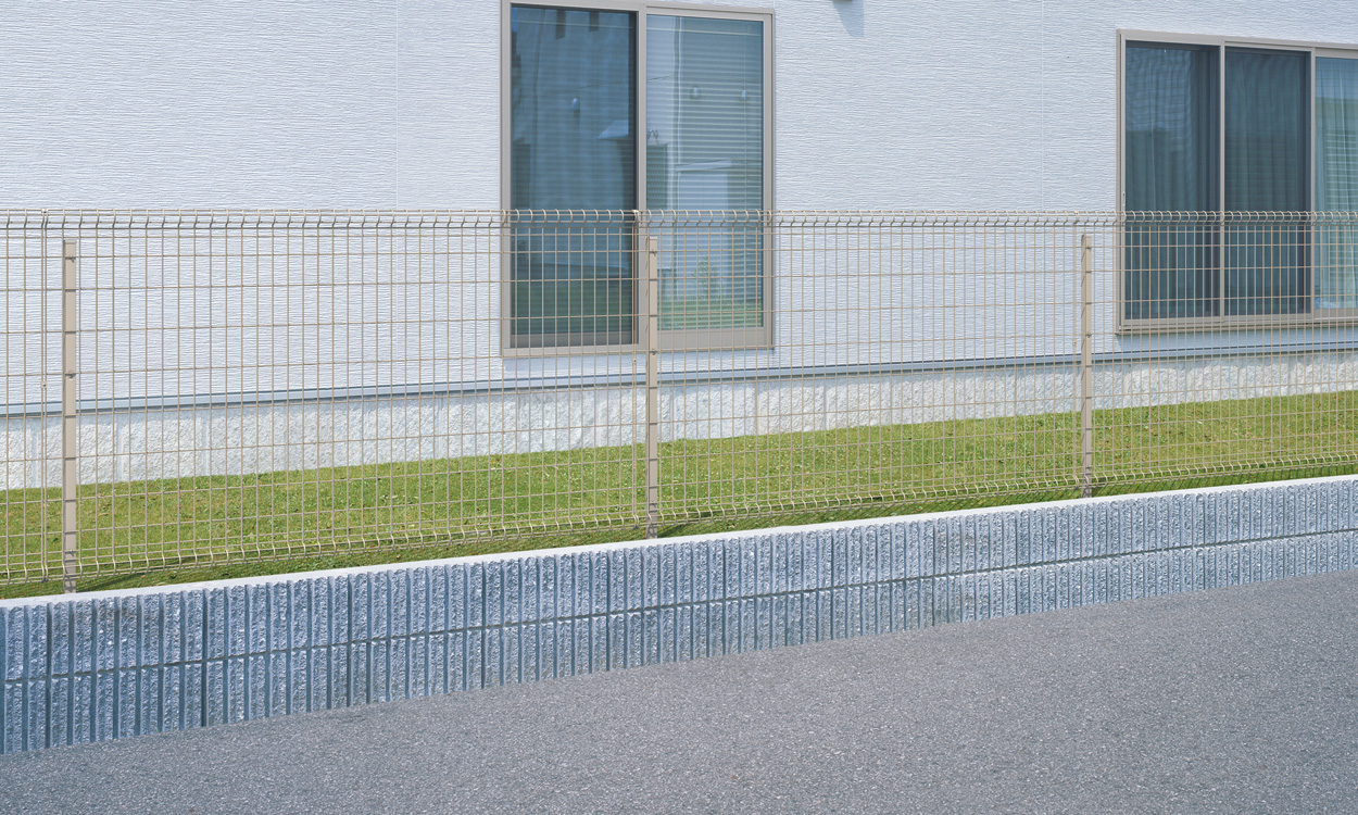 フリー支柱タイプ アーバングレー／2012　三協アルミ　門・フェンスまわり　フェンス・スクリーン　目隠し　モダン　おしゃれ　エクステリア　愛知・名古屋の外構専門店パートナーホームのエクステリア　製品一覧 スチールメッシュ　ユメッシュHR型フェンス|パートナーホーム