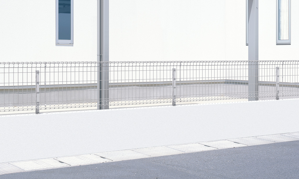 フリー支柱タイプ サンシルバー／2006　三協アルミ　門・フェンスまわり　フェンス・スクリーン　目隠し　モダン　おしゃれ　エクステリア　愛知・名古屋の外構専門店パートナーホームのエクステリア　製品一覧 スチールメッシュ　ユメッシュZ型フェンス|パートナーホーム