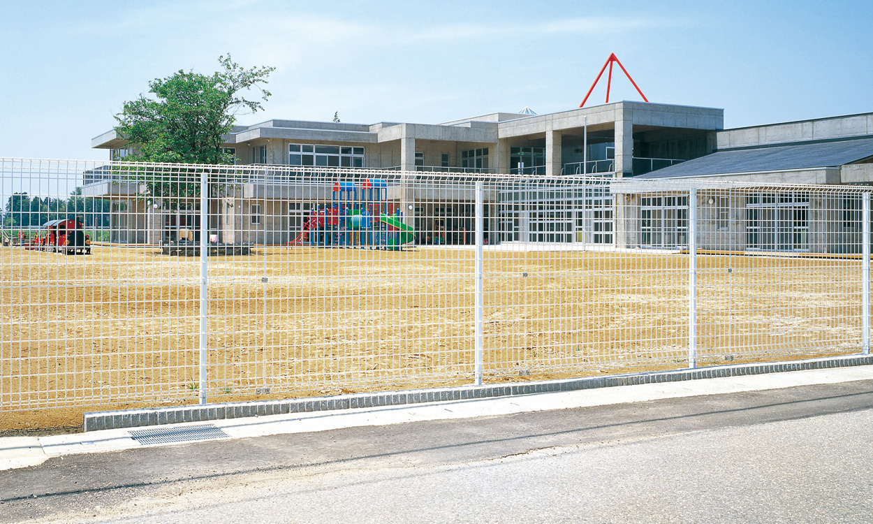 フリー支柱タイプ ホワイト／2015　三協アルミ　門・フェンスまわり　フェンス・スクリーン　目隠し　モダン　おしゃれ　エクステリア　愛知・名古屋の外構専門店パートナーホームのエクステリア　製品一覧 スチールメッシュ　ユメッシュG型フェンス|パートナーホーム