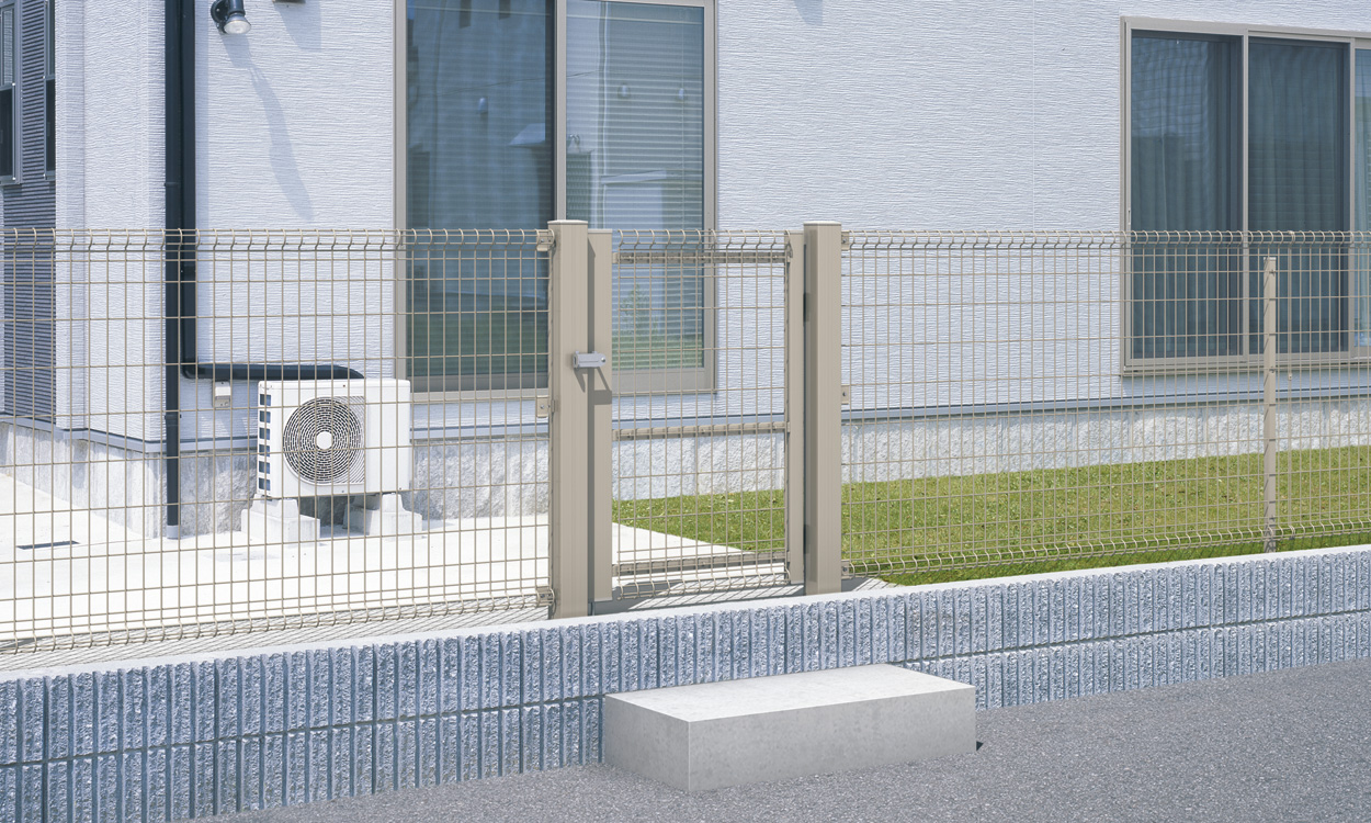 アルミ角型門柱 アーバングレー／0812片開き／HR型フェンス コーディネイト例　三協アルミ　門・フェンスまわり　フェンス・スクリーン　目隠し　モダン　おしゃれ　エクステリア　愛知・名古屋の外構専門店パートナーホームのエクステリア　スチールメッシュ　製品一覧　ユメッシュHR型門扉|パートナーホーム