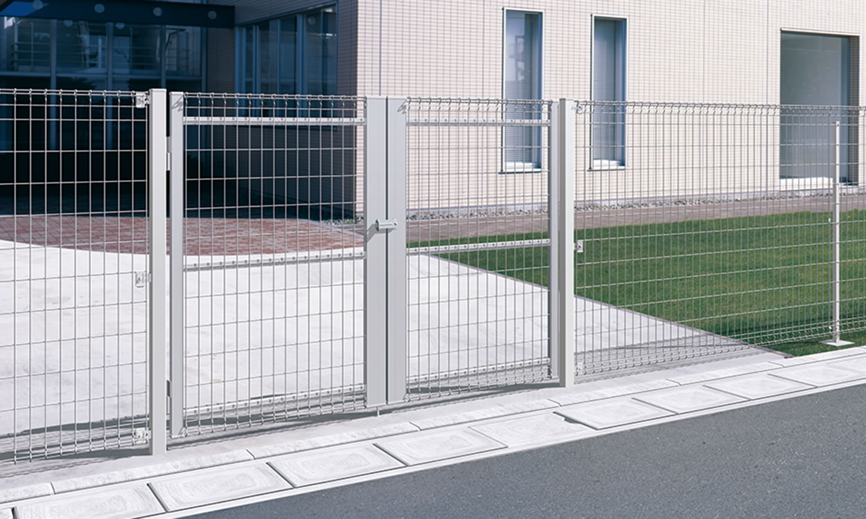 アルミ角型門柱 サンシルバー／2215両開き／Z型フェンス コーディネイト例　三協アルミ　門・フェンスまわり　フェンス・スクリーン　目隠し　モダン　おしゃれ　エクステリア　愛知・名古屋の外構専門店パートナーホームのエクステリア　スチールメッシュ　製品一覧　ユメッシュZ型門扉　|パートナーホーム