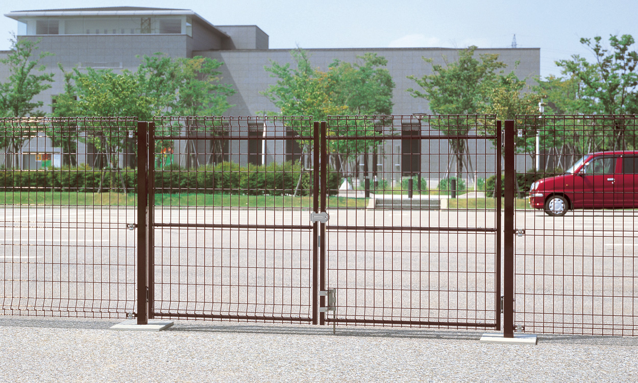 両開き ダークブロンズ／2015両開き／G型フェンスコーディネイト例　三協アルミ　門・フェンスまわり　フェンス・スクリーン　目隠し　モダン　おしゃれ　エクステリア　愛知・名古屋の外構専門店パートナーホームのエクステリア　スチールメッシュ　製品一覧　ユメッシュG型門扉|パートナーホーム