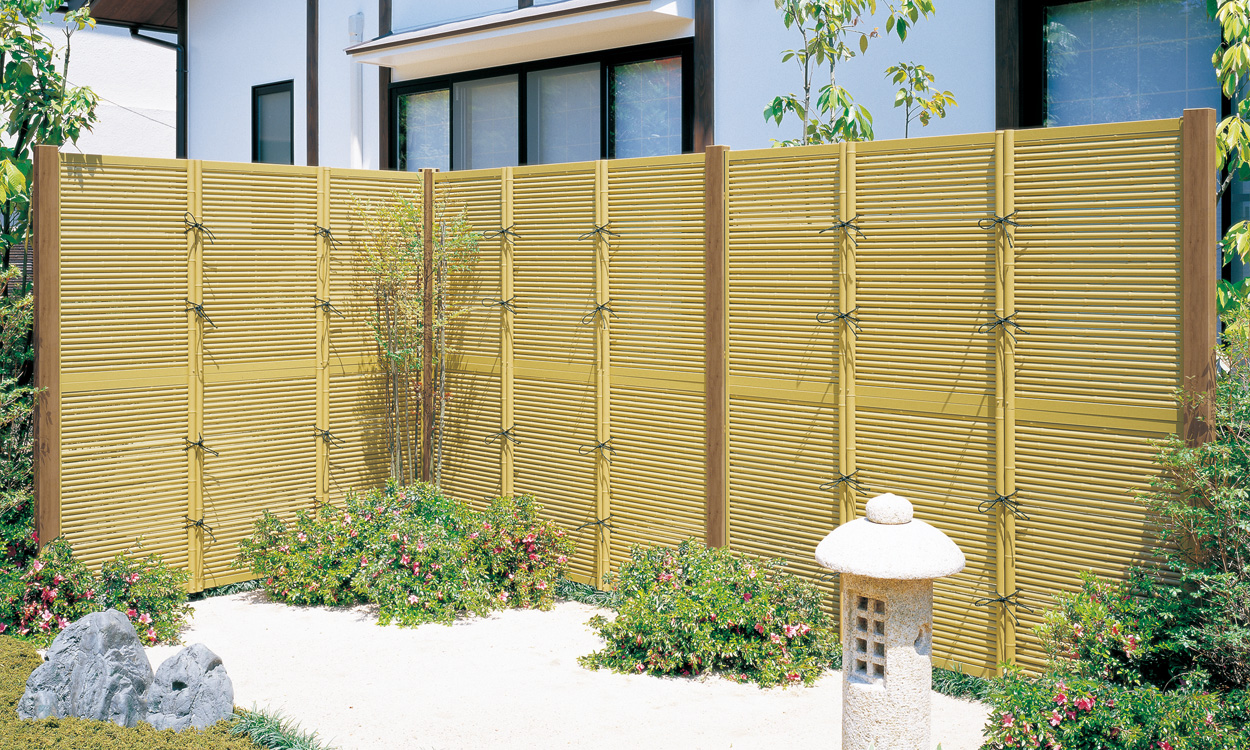 御簾垣（みすがき） 竹柄（支柱：ワイルドオーク（AA））／1818　三協アルミ　門・フェンスまわり　フェンス・スクリーン　目隠し　モダン　おしゃれ　エクステリア　愛知・名古屋の外構専門店パートナーホームのエクステリア　製品一覧　樹脂竹垣　紗更|パートナーホーム