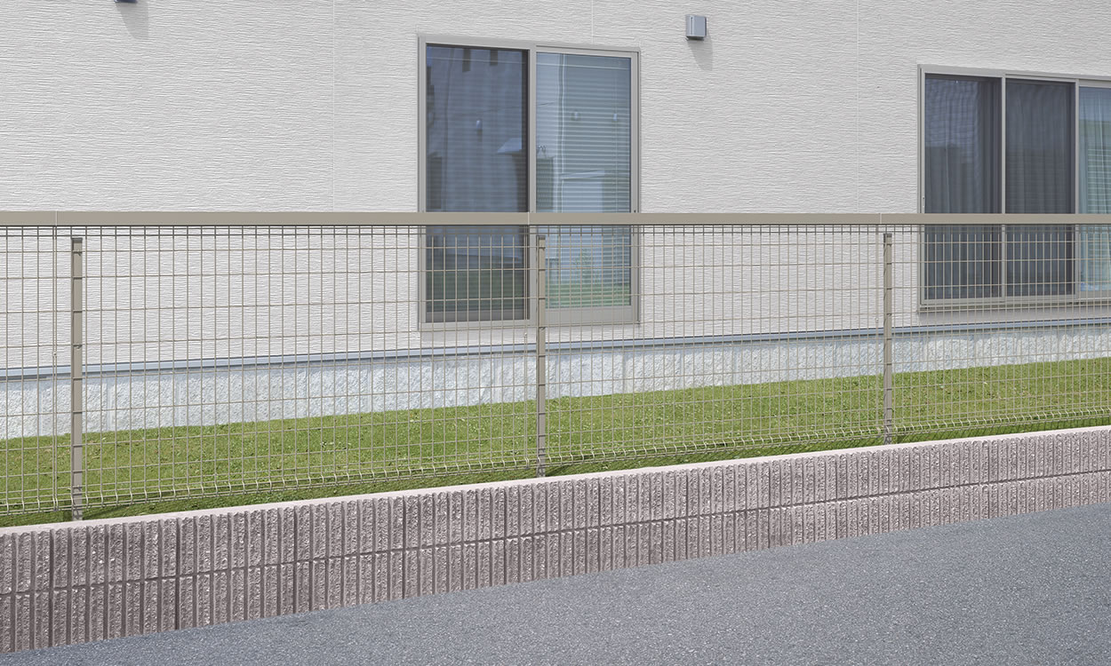 笠木タイプHR型 アーバングレー　三協アルミ　門・フェンスまわり　フェンス・スクリーン　目隠し　モダン　おしゃれ　エクステリア　愛知・名古屋の外構専門店パートナーホームのエクステリア　製品一覧 スチールメッシュ　ユメッシュプラス　笠木タイプ|パートナーホーム