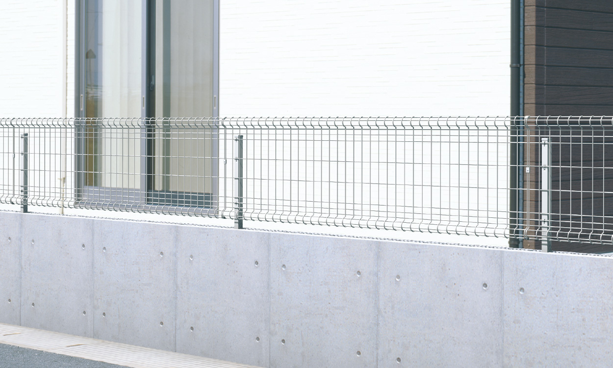 フリー支柱タイプ サンシルバー／2006　三協アルミ　門・フェンスまわり　フェンス・スクリーン　目隠し　モダン　おしゃれ　エクステリア　愛知・名古屋の外構専門店パートナーホームのエクステリア　製品一覧 スチールメッシュ　ユメッシュHR型フェンス|パートナーホーム